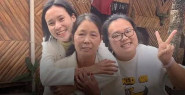 在国家门前，一个缅甸女孩正等着回家